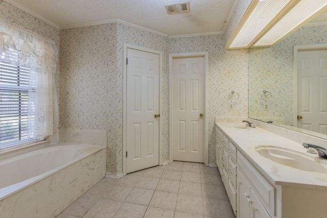 9900 Oak Ridge Circle, Woodway, TX 76712