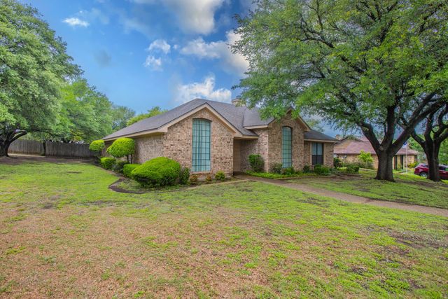 9900 Oak Ridge Circle, Woodway, TX 76712