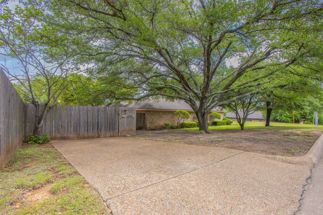 9900 Oak Ridge Circle, Woodway, TX 76712