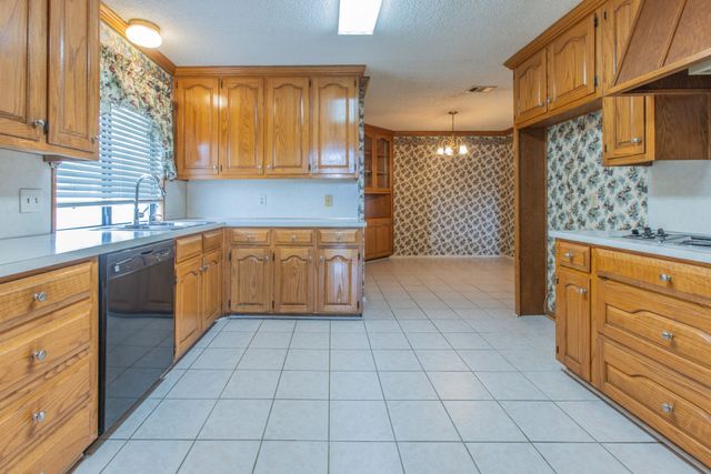 9900 Oak Ridge Circle, Woodway, TX 76712