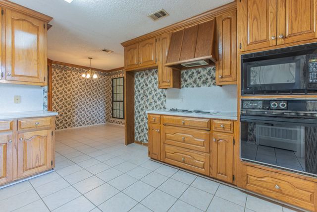 9900 Oak Ridge Circle, Woodway, TX 76712