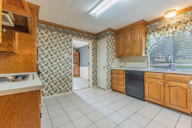 9900 Oak Ridge Circle, Woodway, TX 76712