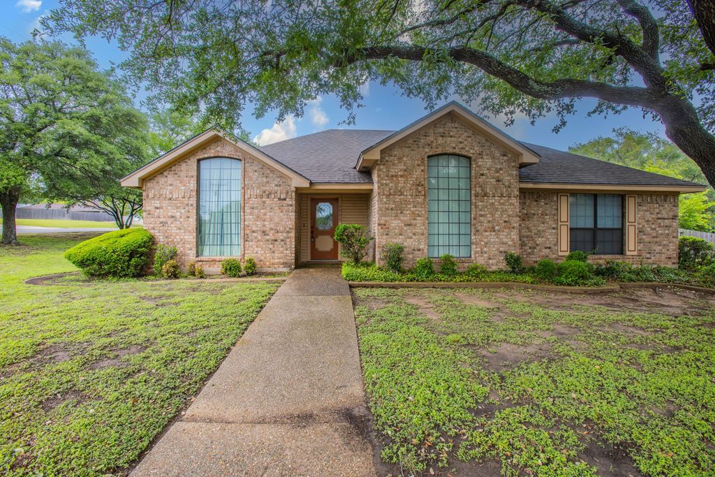 9900 Oak Ridge Circle, Woodway, TX 76712