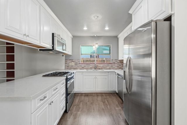 1908 N Cedar Court, Visalia, CA 93292