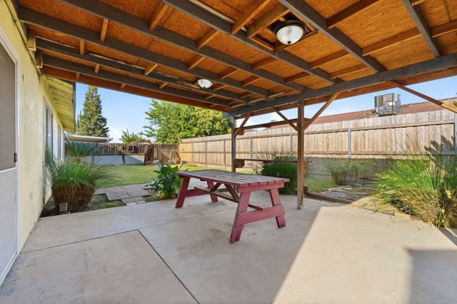 1908 N Cedar Court, Visalia, CA 93292