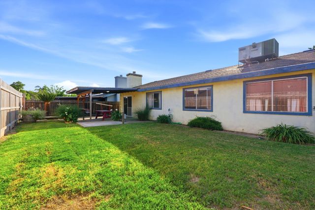 1908 N Cedar Court, Visalia, CA 93292