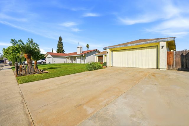 1908 N Cedar Court, Visalia, CA 93292