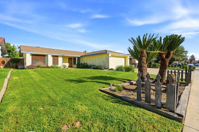 1908 N Cedar Court, Visalia, CA 93292