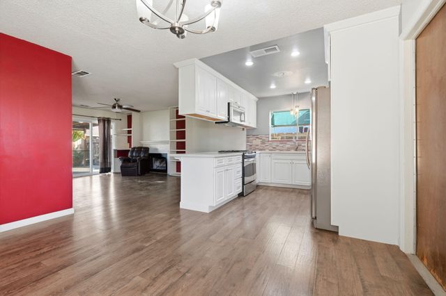 1908 N Cedar Court, Visalia, CA 93292