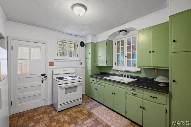 2418 Petrova Avenue, Jennings, MO 63136