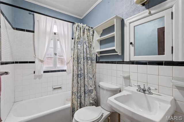 2418 Petrova Avenue, Jennings, MO 63136