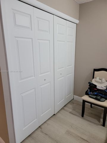 220 Lakeview Dr 212, Weston, FL 33326