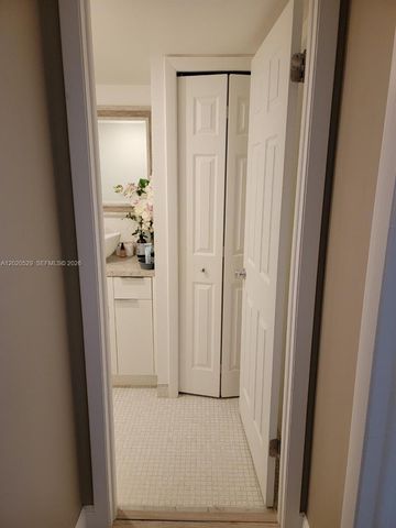 220 Lakeview Dr 212, Weston, FL 33326