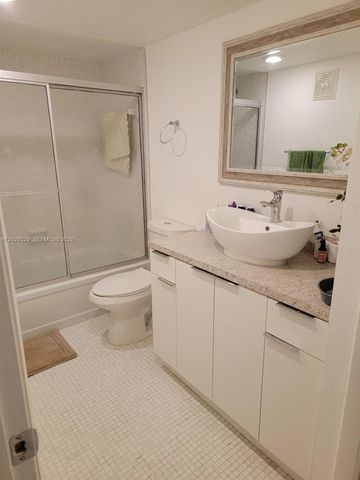 220 Lakeview Dr 212, Weston, FL 33326