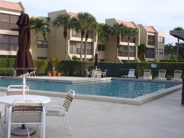 220 Lakeview Dr 212, Weston, FL 33326