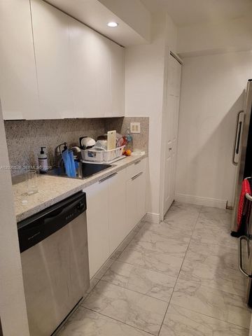 220 Lakeview Dr 212, Weston, FL 33326