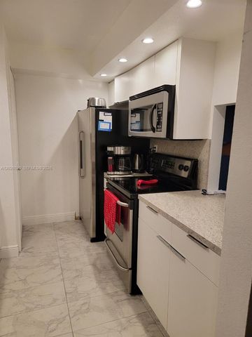 220 Lakeview Dr 212, Weston, FL 33326