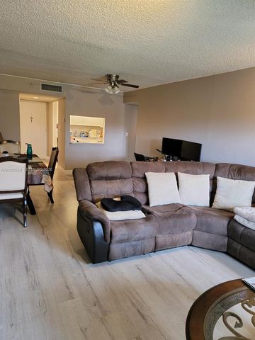 220 Lakeview Dr 212, Weston, FL 33326