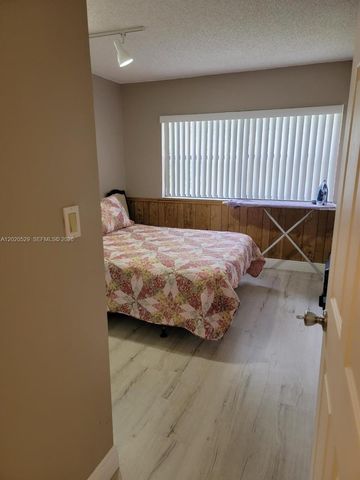 220 Lakeview Dr 212, Weston, FL 33326