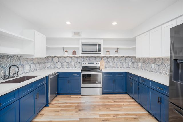 1635 Pony Lane, Wallis, TX 77485