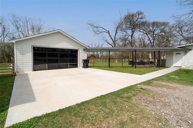 1635 Pony Lane, Wallis, TX 77485