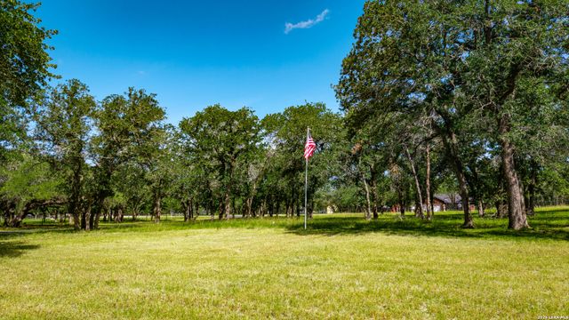 282 SHANNON RDG, Floresville, TX 78114