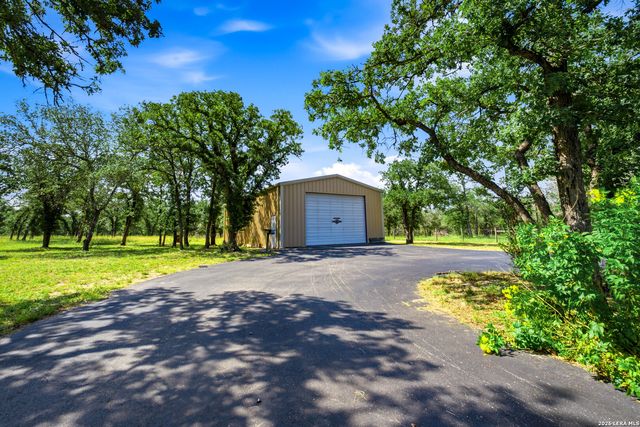 282 SHANNON RDG, Floresville, TX 78114