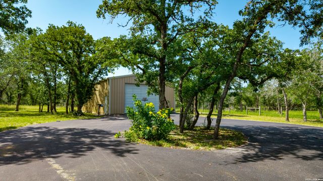 282 SHANNON RDG, Floresville, TX 78114