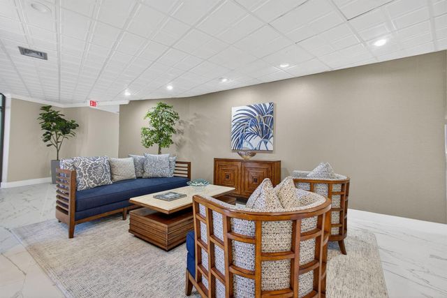 336 Golfview Road 207, North Palm Beach, FL 33408