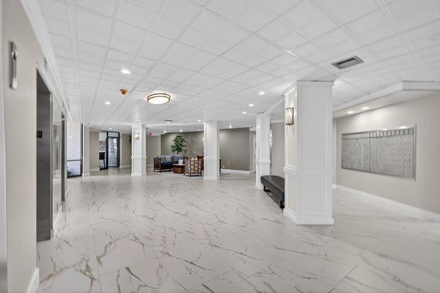 336 Golfview Road 207, North Palm Beach, FL 33408