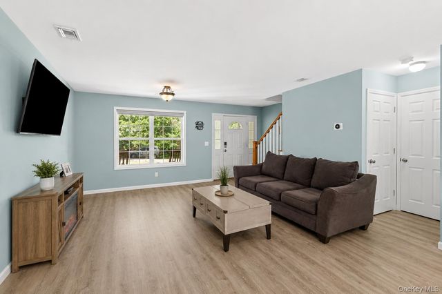 27 Cleveland Avenue, Selden, NY 11784