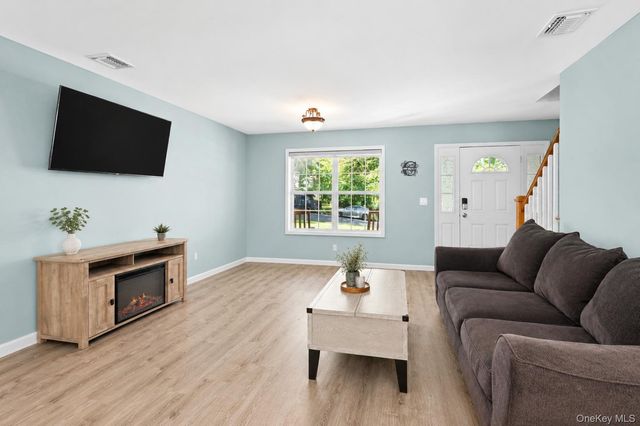 27 Cleveland Avenue, Selden, NY 11784