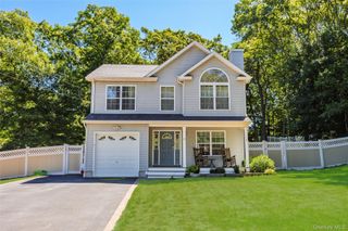 27 Cleveland Avenue, Selden, NY 11784