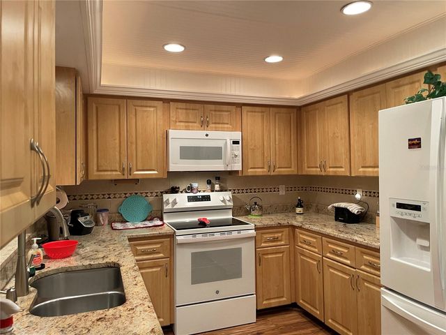 5624 PALM AIRE DRIVE V105, Sarasota, FL 34243