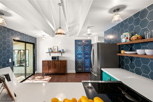 2101 CALLE DE ESPANA, Las Vegas, NV 89102