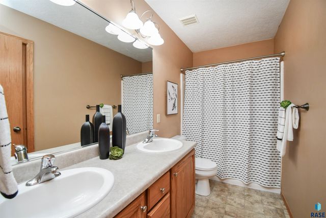 4704 S Acorn Ave Avenue, Sioux Falls, SD 57105