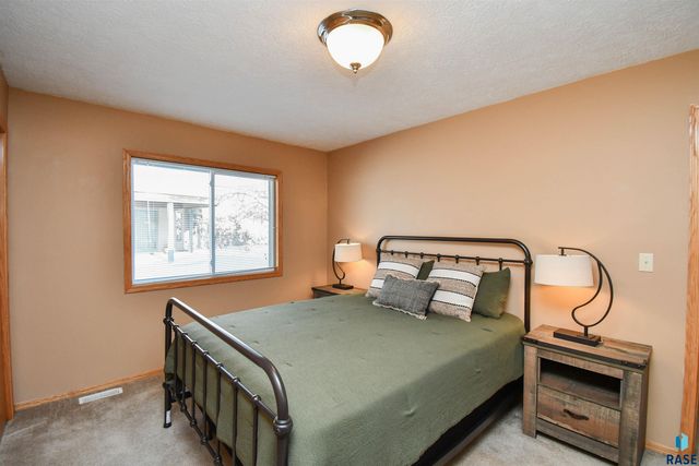 4704 S Acorn Ave Avenue, Sioux Falls, SD 57105