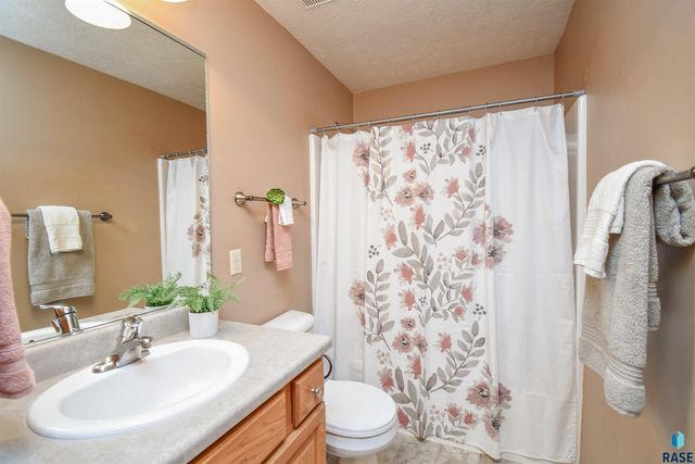 4704 S Acorn Ave Avenue, Sioux Falls, SD 57105