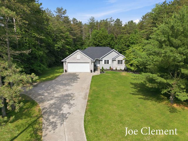 9347 Cedar Pines Lane Ne, Algoma Twp, MI 49345
