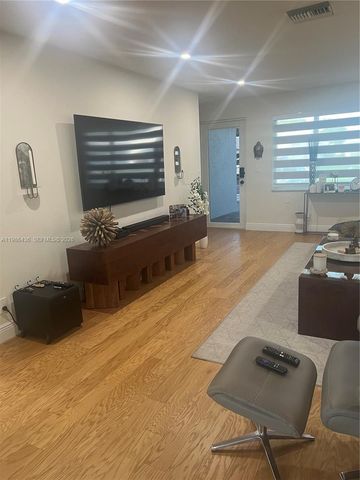 8221 NW 14th Street, Plantation, FL 33322