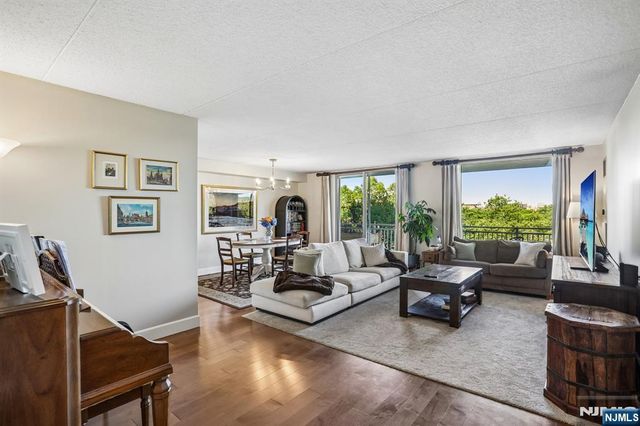 1077 River Road 303, Edgewater, NJ 07020