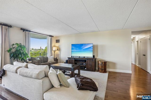 1077 River Road 303, Edgewater, NJ 07020