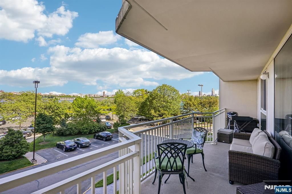 1077 River Road 303, Edgewater, NJ 07020
