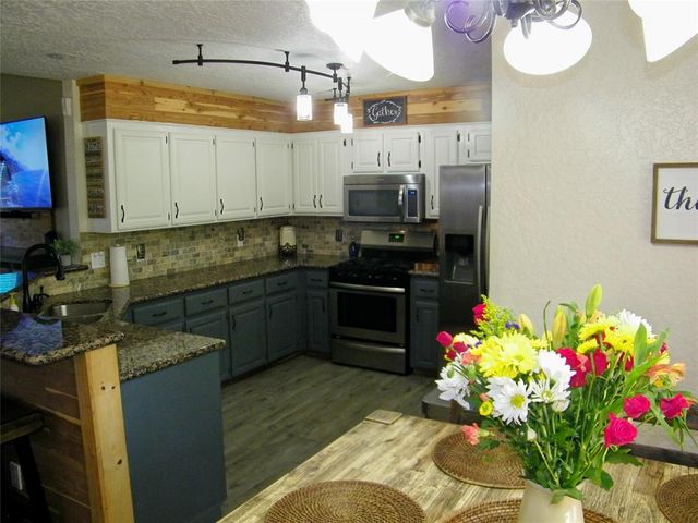 617 Firelane Rd, Edmond, OK 73003
