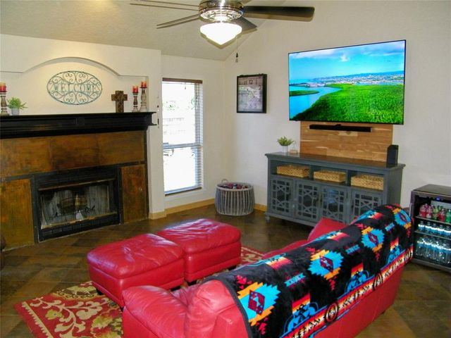 617 Firelane Rd, Edmond, OK 73003