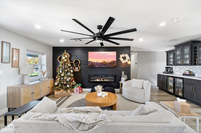 4015 E CATALINA Drive, Phoenix, AZ 85018