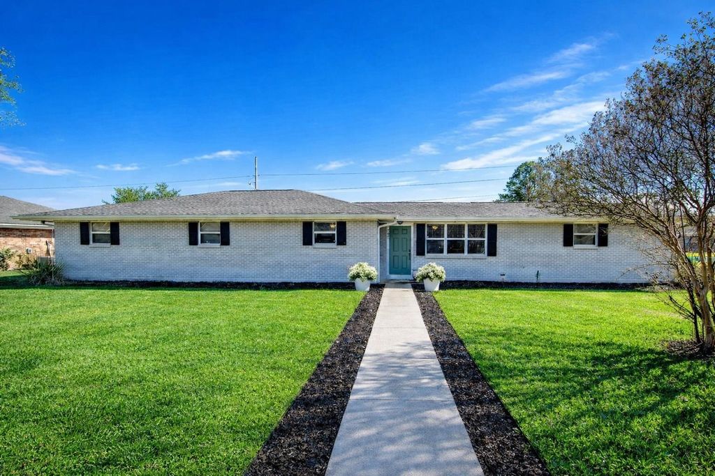 707 Edgewood Dr, Thibodaux, LA 70301