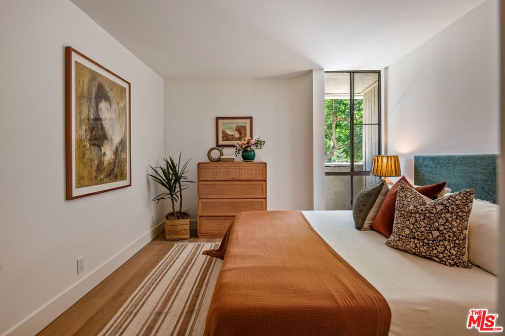 Image 13 of property listing at 11645 Montana Avenue 101, Los Angeles, CA 90049