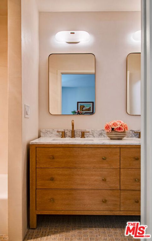 Image 14 of property listing at 11645 Montana Avenue 101, Los Angeles, CA 90049