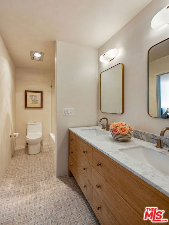 Image 15 of property listing at 11645 Montana Avenue 101, Los Angeles, CA 90049